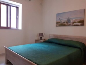 1 habitación, tabla de planchar con plancha y cuna de viaje 