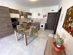 冰箱、微波炉、烤箱、炉灶