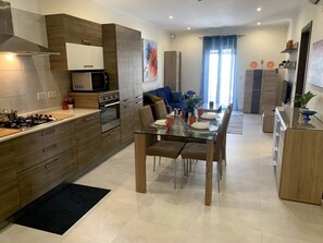 Fridge, microwave, oven, stovetop - Relax with the whole family at this peaceful place to stay.  Brand new fully air-conditioned apartment.  Sleeps 4 with 1 Double Bedrooms, 1 single bedroom  and one bathroom. (Il-Mellieħa)