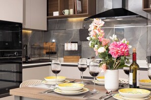 Geladeira, fogão, cooktop, lava-louças