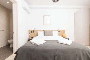2 habitaciones, tabla de planchar con plancha y cuna de viaje