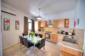 Fridge, microwave, oven, stovetop - Comfortable and well-equipped apartment in a quiet area of St Julian’s, offering 3 bedrooms, a sofa bed, fast Wi-Fi, and self check-in. Ideal for families, groups, or business travelers looking for space and convenience away from busy nightlife. (St. Julian's)