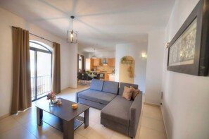 Smart TV - Comfortable and well-equipped apartment in a quiet area of St Julian’s, offering 3 bedrooms, a sofa bed, fast Wi-Fi, and self check-in. Ideal for families, groups, or business travelers looking for space and convenience away from busy nightlife. (St. Julian's)