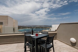 Outdoor dining - This modern refurnished apartment is a self-catering accommodation located Mellieha. <br><br>Perfectly located in a quit area of Mellieha but surrounded with all amenities, the bus stop is just five minutes walk from the apartment, from this bus term (Il-Mellieħa)