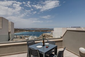Outdoor dining - This modern refurnished apartment is a self-catering accommodation located Mellieha. <br><br>Perfectly located in a quit area of Mellieha but surrounded with all amenities, the bus stop is just five minutes walk from the apartment, from this bus term (Il-Mellieħa)