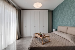 2 bedrooms, iron/ironing board, free WiFi, bed sheets - This modern refurnished apartment is a self-catering accommodation located Mellieha. <br><br>Perfectly located in a quit area of Mellieha but surrounded with all amenities, the bus stop is just five minutes walk from the apartment, from this bus term (Il-Mellieħa)
