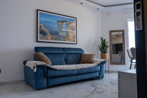 Smart TV - 🌅 Stay by the shore! Stylish Bugibba apartment with 180° sea views & balcony bliss. ☀️🌴 (San Pawl il-Baħar)