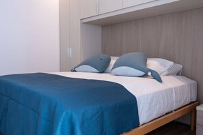 2 bedrooms, iron/ironing board, travel crib, free WiFi - 🌅 Stay by the shore! Stylish Bugibba apartment with 180° sea views & balcony bliss. ☀️🌴 (San Pawl il-Baħar)