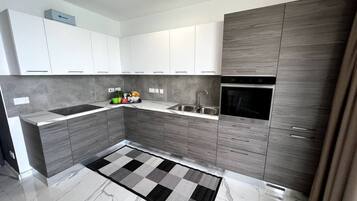 Kjøleskap, mikrobølgeovn, ovn og kokeplater