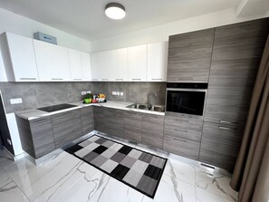 Kjøleskap, mikrobølgeovn, ovn og kokeplater