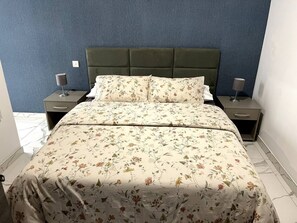 2 bedrooms, iron/ironing board, free WiFi, bed sheets - Kick back and relax in this calm, stylish space (San Pawl il-Bahar)