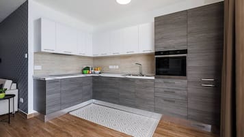Geladeira, micro-ondas, fogão, cooktop
