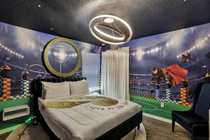 Une chambre à coucher avec un lit, un luminaire rond, une fenêtre avec des rideaux et une fresque représentant un stade.
