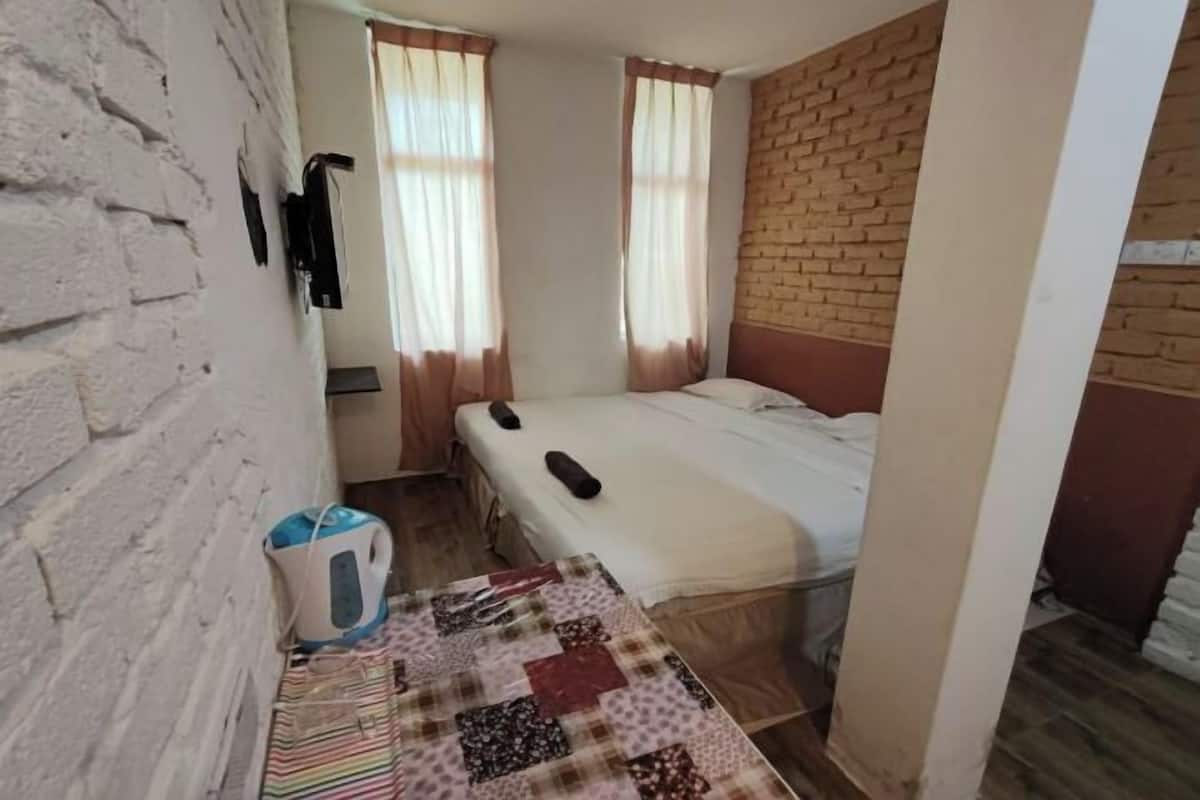 Desk, iron/ironing board, free WiFi, bed sheets