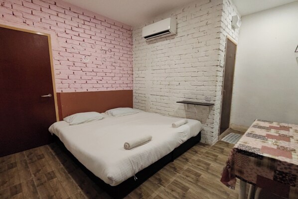Standard Double Room | 1 bedroom, desk, iron/ironing board, free WiFi