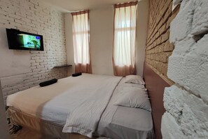 Deluxe Room | 1 bedroom, desk, iron/ironing board, free WiFi