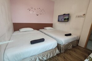 Desk, iron/ironing board, free WiFi, bed sheets - Maleeq Hotel Meru Ipoh (Ipoh)