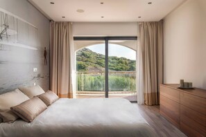 2 habitaciones, tabla de planchar con plancha y cuna de viaje