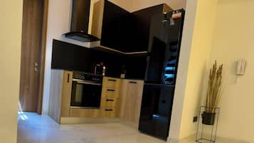 Een koelkast, een oven, een kookplaat, een koffiezetapparaat/waterkoker