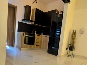 Frigorífico, horno, placa de cocina y cafetera o tetera