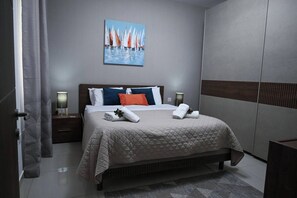 2 slaapkamers, een strijkplank/strijkijzer, reisbedje, gratis wifi