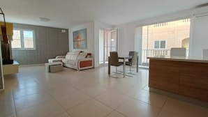 Smart TV - This apartment is a 2 bedroom(s), 2 bathrooms, located in Il-Mellieħa, null. (Il-Mellieħa)