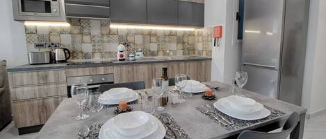 Geladeira, micro-ondas, fogão, cooktop