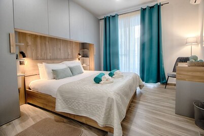 Modern 3-bedroom apartment in central Mellieħa . Sleeps 6, fully air-conditioned with Wi-Fi, Smart TV & lift access. Shops, restaurants & public transport just steps away.