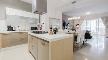 Coffee/tea maker, fridge, microwave, oven