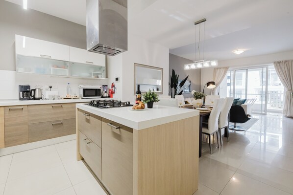 KylskÄp, mikrovÄgsugn, ugn och spishÀll