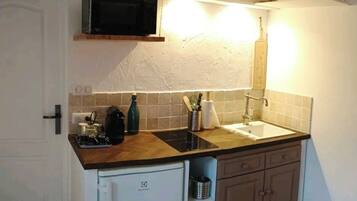 Fridge, microwave, stovetop, coffee/tea maker