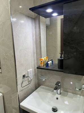 Sèche-cheveux, serviettes fournies