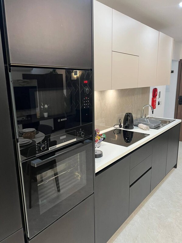 Refrigerador, horno, parrilla de estufa y lavavajillas 