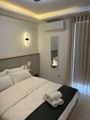 1 chambre, fer et planche à repasser, lit de bébé portatif