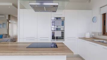 Fridge, oven, stovetop, dishwasher