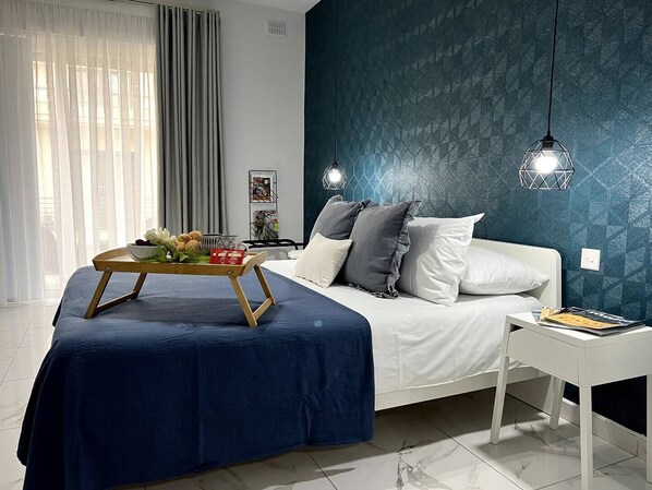 Tabla de planchar con plancha, wifi gratis, ropa de cama