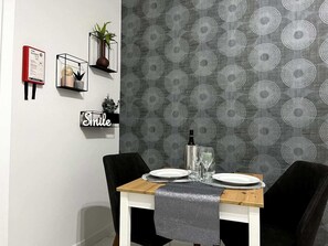 Dining - A lovingly furnished seaside escape 🌴✨ steps from Malta’s best beaches, ferries, and local cafés—perfect for sun, relaxation, and island adventures 🌊🐚. (Il-Mellieħa)