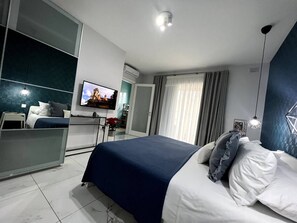 Tabla de planchar con plancha, wifi gratis, ropa de cama