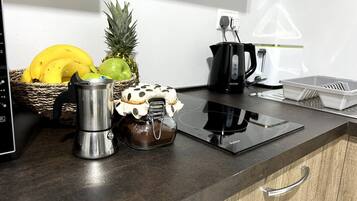 Jääkaappi, liesi, kahvin-/teenkeitin, leivänpaahdin