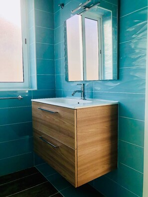 Secador de pelo y toallas