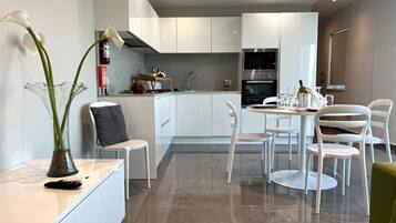 Kühlschrank, Mikrowelle, Ofen, Herdplatte