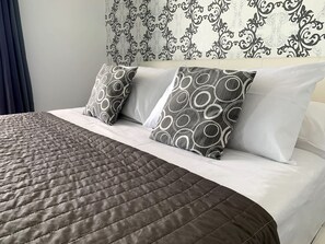 1 habitación, tabla de planchar con plancha, wifi gratis y ropa de cama 