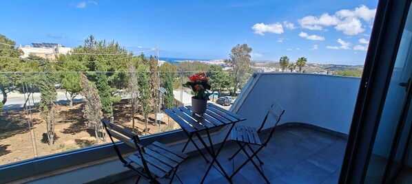 Outdoor dining - ☀️ Relax & unwind in Mellieħa! A bright one-bedroom retreat near golden sands, seaside cafés & Maltese charm. 🌴🐚 (Il-Mellieħa)