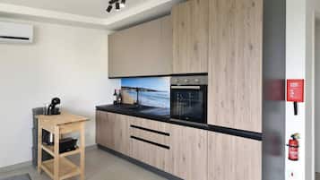 Een microgolfoven, een kookplaat, een vaatwasser