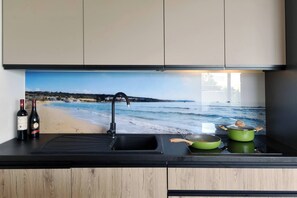 Microwave, stovetop, dishwasher, coffee/tea maker - ☀️ Relax & unwind in Mellieħa! A bright one-bedroom retreat near golden sands, seaside cafés & Maltese charm. 🌴🐚 (Il-Mellieħa)