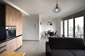 TV - ☀️ Relax & unwind in Mellieħa! A bright one-bedroom retreat near golden sands, seaside cafés & Maltese charm. 🌴🐚 (Il-Mellieħa)