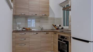 Kylskåp, ugn, spishäll och kaffe- och tebryggare