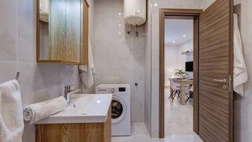 Secador de pelo, toallas