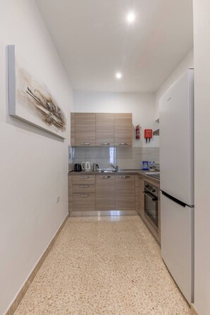 Fridge, oven, stovetop, coffee/tea maker