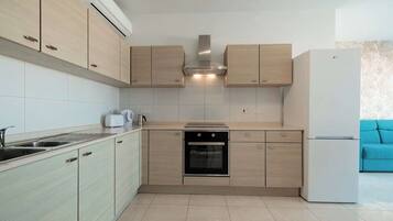Fridge, oven, coffee/tea maker, toaster